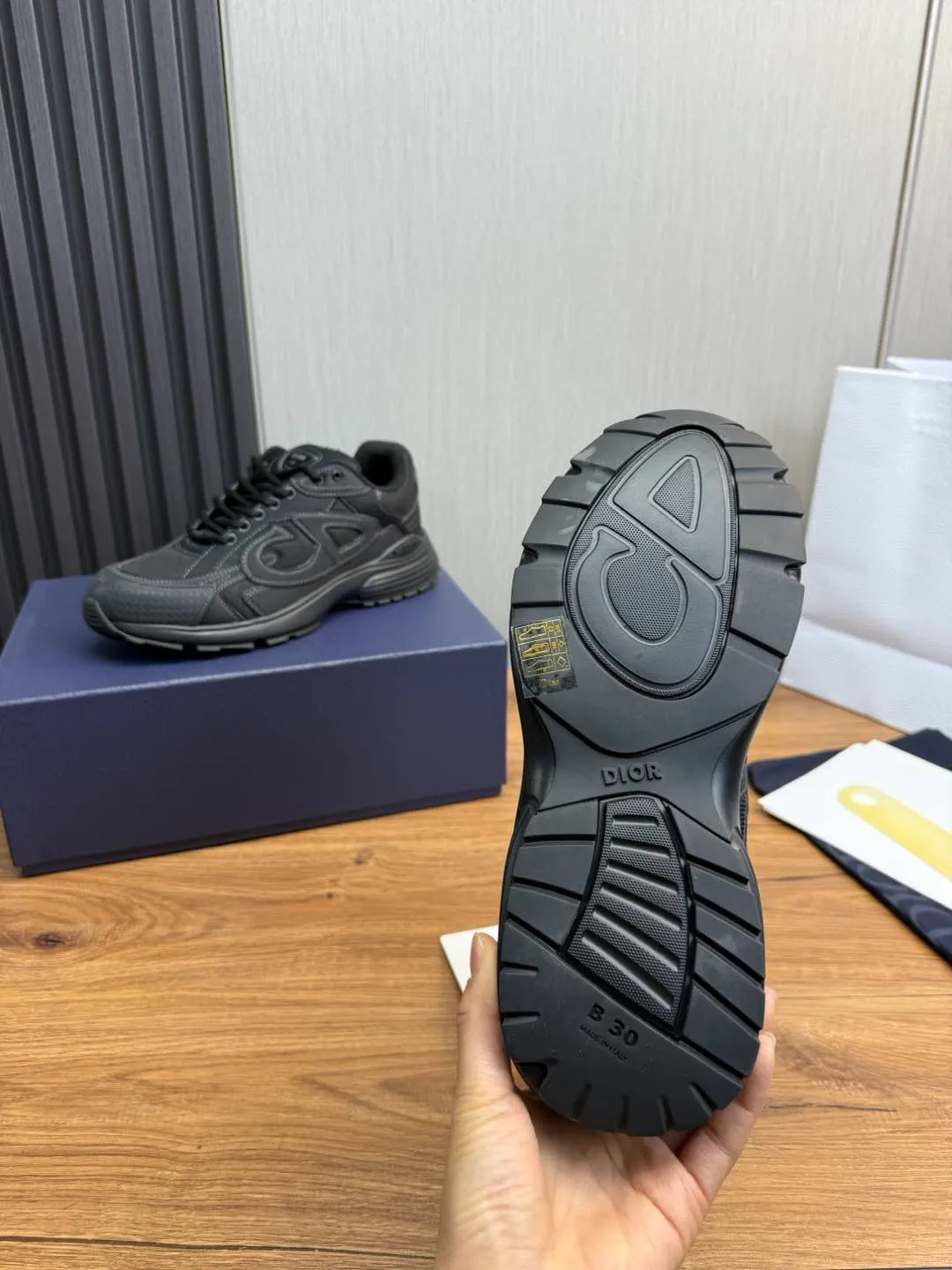 Men's men's shoes💰740💰 Dior's new B30 couple 👫 low-top sneakers, the highest version on the market✅ are carefully made of gray mesh fabric and white technical fabric, decorated with reflective "CD30" graphic logo, and "DIO~B30" and "CD30" logos on the heel and tongue. An extra-light, sculpted rubber sole with signature accents adds style, while internal stretch details create ideal comfort. It can be matched with various casual styles to show the fashionable and modern sports style〰️ Size: 35-40 (customized at 40 for women) 39-45 (customized at 38.45 for men)